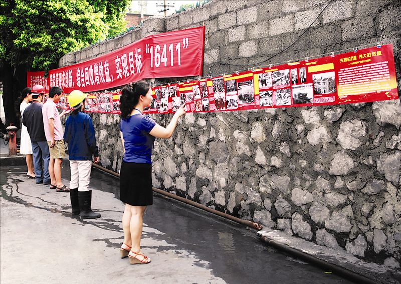 开展“我身边的共产党员”征文比赛、摄影比赛,举办迎建党90周年黑板报比赛、党史知识竞赛、党的历程图片展,组织观看先进党员教育片……今年以来,广西有色金属集团河池鑫华冶炼有限公司红潮此起彼伏,给员工和驻地群众献上一场场贴近生活的红色文化盛宴。鑫华公司力争通过不同的方法和形式,充分挖掘红色文化内涵,弘扬红色文化真谛,把红色精神根植到每位员工的心田,激发大家“热爱党、跟党走”的热情,更好地发挥党组织的政治核心作用和党员的模范带头作用,促进创先争优活动开展,为推动企业发展做出更大贡献。图为公司员工观看党的历程图片展。