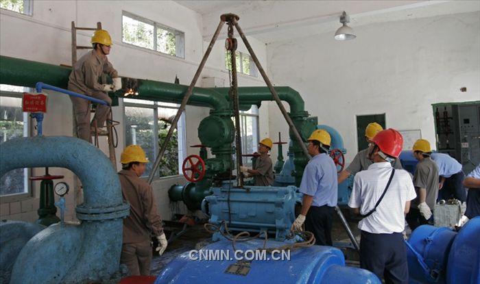 9月15日，经过精心筹备的华锡集团大厂水电厂妖精洞水泵站技术改造工程顺利开工，有望于国庆节前竣工并投入运行。近年来，大厂水电厂在确保“安全供电、正常供水、优质服务”的同时，坚持走“设备优化、节能降耗和环境改善并行”的企业发展道路,把节能降耗融入全厂的中心工作，加大对企业重点环节和关键部位的整治和整改力度，有效提高了节能降耗的水平，在节能、降耗、减排、环保方面取得了更进一步的成绩，实现了经济效益和社会效益“双赢”。据悉，该厂此项工程采用的新设备达到了行业节能减排标准，不但减少了机组运行的能耗，而且新设备的运行将更加平稳、可靠，有利于为大厂矿区的生产、生活提供优质的供水服务。图为工作现场。