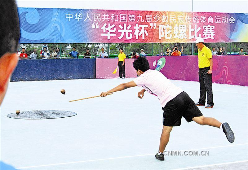 前不久，全国第九届少数民族传统体育运动会在贵州省举办，这是贵州省举办的最大规模的赛事，作为省内最大的中央企业——中铝贵州企业责无旁贷地积极支持这项赛事，得到了组委会的称赞，特将陀螺比赛以贵铝产品“华光”命名，并邀请企业领导为比赛获奖运动员颁奖。打陀螺是一项集智巧、趣味、勇力、竞争、团队精神于一体的体育活动，自古便深受人们的喜爱。