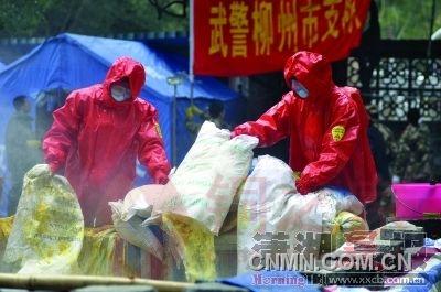 1月29日，广西柳州市柳城县糯米滩水力发电厂，武警战士将袋装聚合氯化铝投入水池并引入江中稀释污染水体。