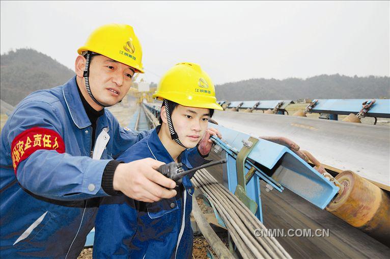 　　本报讯：  为确保节后安全生产稳定，江铜集团德兴铜矿采矿场严格把脉安全生产，坚持做到安全责任不放松、安全整治不放松、24小时值班制度不放松，把安全生产事故隐患全部消化为零，为采区长周期安全生产奠定基础。图为该矿废石胶带系统当班人员进行安全检查。