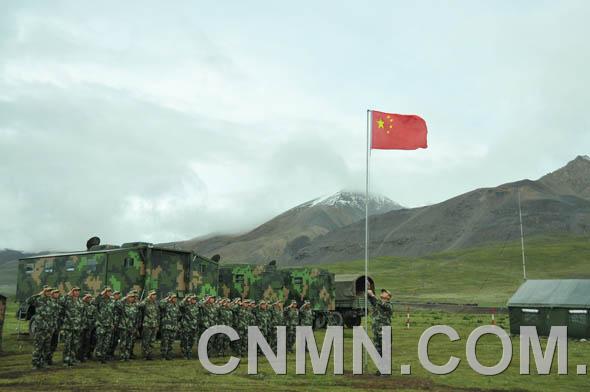 　　据武警黄金指挥部主任周锁海介绍，武警黄金部队之所以被国家有关部门确定为找矿突破战略行动主力，主要得益于该部的技术实力和政治优势。经过多年建设，该部拥有一支门类齐全、素质过硬的地质人才队伍，配置了野外数字采集仪、直流激电仪、车载电台、越野型综合保障车等先进装备，建成了3个国内一流的中心实验室，形成了集信息化指挥、数字化作业、摩托化机动和野战化保障于一体的现代化地质矿产调查力量。同时，部队在寻金实践中铸就的“特别能吃苦、特别能战斗、特别能奉献”优良传统以及“科学求实、敬业奉献、团结拼搏、争创一流”的“阳山精神”等，确保官兵信念坚定、敢打必胜。自部队受领到偏远艰苦地区执行区域地质矿产调查任务以来，先后有800余名官兵主动向党委递交了请战书，要求到一线建功立业，为实现国家找矿突破做出地质野战军的应有贡献。  图为：矿调一线。