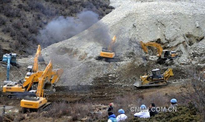 甲玛矿区山体塌方救援现场