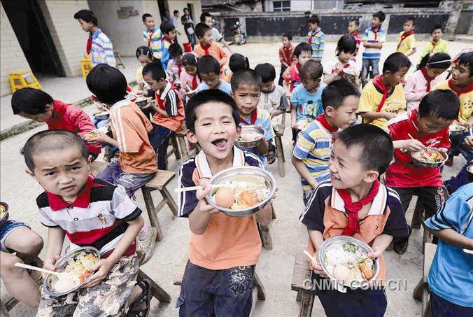 　　5月15日，地处大山深处的广西贺州市平桂管理区水口镇寨脚村里欢天喜地，热闹非凡。由中国有色集团（广西）平桂飞碟股份有限公司捐资58000元兴建的学校食堂当日建成投入使用， 近百名山村小学生成为最开心的主角。　　这天，他们告别昔日中午开水泡冷饭、泡快餐面甚至饿肚子的日子，首次在学校食堂吃上了香喷喷的午餐。　　2011年重返央企的平桂飞碟公司十分注重履行社会责任，已先后投入700多万元在道路交通、人畜饮水、植树绿化等方面帮助企业周边地区的群众改善生产生活条件。    黄旭胡 罗雪兰 摄