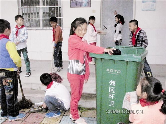 　　5月30日下午，安庆铜矿矿区马鞍小学学生在打扫卫生，欢欢喜喜庆“六一”。据了解，该小学将“爱劳动、讲卫生、懂礼貌”作为培养小学生品行的主要内容之一，以把他们培养成行为美，心灵美的好学生。　　杨勤华 陈先礼 摄