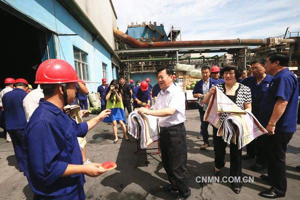 7月28日，葫芦岛市委常委、秘书长、市总工会主席张海平在市总工会常务副主席吉银霞的陪同下来葫芦岛有色金属集团有限公司，为一线员工送清凉、鼓干劲。