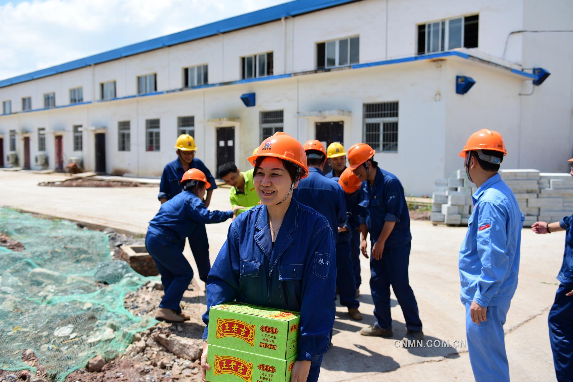 日前，在新生产基地，株洲冶炼集团股份有限公司2019年度首次高温送清凉行动拉开序幕。